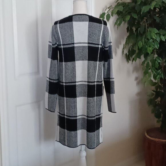 EUC Stitch Fix Fortune + Ivy "Sawyer" Black & White Plaid Cardigan Size Small - Picture 7 of 10